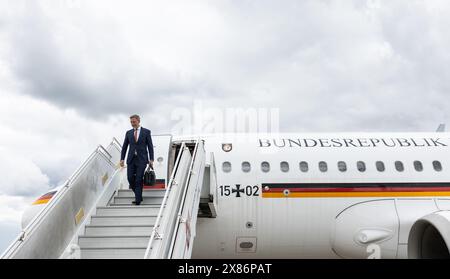 Mailand, Italien. Mai 2024. Bundesfinanzminister Christian Lindner (FDP) steigt am Flughafen Mailand-Malpensa aus einem Regierungsflugzeug aus. Der Bundesfinanzminister reist nach Italien, um an dem Treffen der G7-Finanzminister teilzunehmen. Quelle: Hannes P. Albert/dpa/Alamy Live News Stockfoto