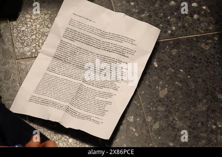 Gent, Belgien. Mai 2024. Bild eines Schreibens der Gruppen GentStudents4Palestine und EndFossilGent anlässlich eines Besuchs des Premierministers am Donnerstag, den 23. Mai 2024, an den belgischen Premierminister im GUM Gents Universiteitsmuseum in Gent. BELGA FOTO DAVID PINTENS Credit: Belga News Agency/Alamy Live News Stockfoto