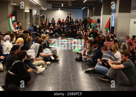 Gent, Belgien. Mai 2024. Bild einer Protestaktion der Gruppen GentStudents4Palestine und EndFossilGent im GUM Gents Universiteitsmuseum, anlässlich eines Besuchs des Premierministers am Donnerstag, den 23. Mai 2024. BELGA FOTO DAVID PINTENS Credit: Belga News Agency/Alamy Live News Stockfoto