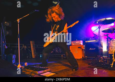 TGE Deep End Stage, Brighton, Stadt Brighton & Hove, East Sussex, Großbritannien. Noahfinnce alias Noah Adams auf der Deep End Stage, TGE Beach, Brighton beim Great Escape Festival 2024. Trotz eines Boykotts der Veranstaltung durch eine große Anzahl von Künstlern durch die Verbindungen zwischen TGE und Barclays (die im Waffenhandel mit Israel tätig sind). Mai 2024. David Smith/Alamy News Stockfoto