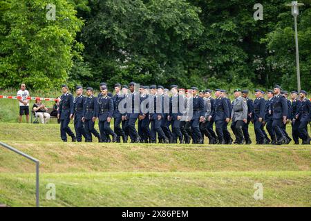 Öffentliches Gelöbnis der Bundeswehr in Germersheim Gesellschaft, Deutschland, Rheinland-Pfalz, Germersheim, Stadtpark Fronte Lamotte, Mai. Etwa 240 Rekrutinen und Rekruten der Bundeswehr nehmen an einer feierlichen Gelöbniszeremonie bzw. Vereidigung Teil. *** Öffentliches Pfandrecht der Bundeswehr in Germersheim-Gesellschaft, Deutschland, Rheinland-Pfalz, Germersheim, Stadtpark Fronte Lamotte, 23. Mai rund 240 Rekruten der Bundeswehr nehmen an einer feierlichen Pfandfeier oder Vereidigung Teil Stockfoto