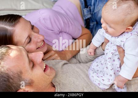 Vater Holding neugeborenes baby Stockfoto