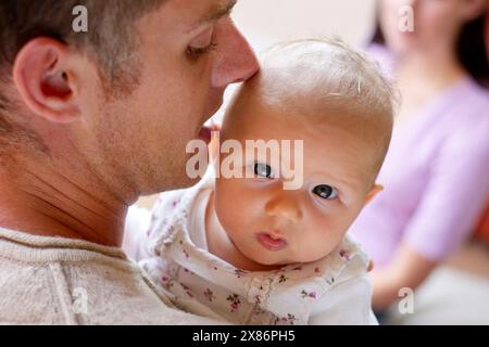 Vater Holding neugeborenes baby Stockfoto