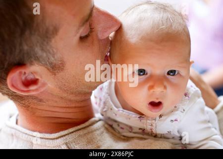 Vater Holding neugeborenes baby Stockfoto