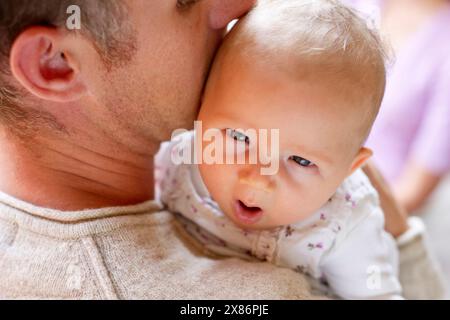 Vater Holding neugeborenes baby Stockfoto