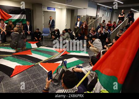 Gent, Belgien. Mai 2024. Premierminister Alexander de Croo spricht mit Studenten bei einer Protestaktion der Gruppen GentStudents4Palestine und EndFossilGent im GUM Gents Universiteitsmuseum, anlässlich eines Besuchs des Premierministers am Donnerstag, den 23. Mai 2024. BELGA FOTO DAVID PINTENS Credit: Belga News Agency/Alamy Live News Stockfoto