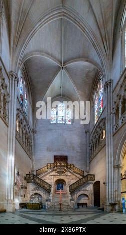 Burgos, Spanien - 14. April 2024: Vertikaler Panoramablick auf die Goldene Treppe in der historischen Kathedrale von Burgos Stockfoto