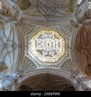 Burgos, Spanien - 14. April 2024: Blick auf die verzierte Decke und Kuppel der Constable Chapel in der historischen Kathedrale von Burgos Stockfoto