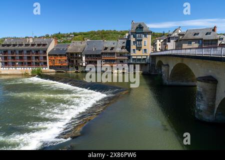 Espalion, Frankreich - 19. März 2024: Blick auf das idyllische Dorf Espalion im Departement Aveyron in Südmittelfrankreich Stockfoto