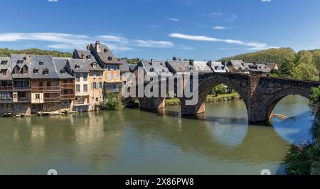 Espalion, Frankreich - 19. März 2024: Blick auf das idyllische Dorf Espalion im Departement Aveyron in Südmittelfrankreich Stockfoto