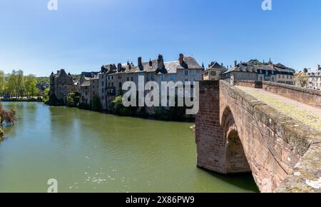 Espalion, Frankreich - 19. März 2024: Blick auf das idyllische Dorf Espalion im Departement Aveyron in Südmittelfrankreich Stockfoto