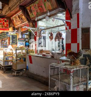 Fès, Marokko - 4. März 2024: Detailansicht eines Metzgerstandes auf dem Markt im Medina-Viertel von Fès Stockfoto