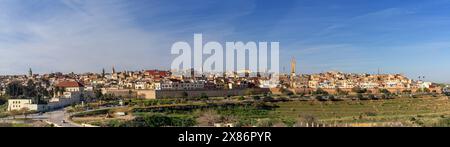 Panoramablick auf die Altstadt von Meknes mit Minaretten und den alten Stadtmauern Stockfoto