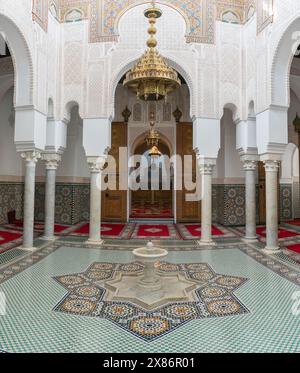 Meknes, Marokko - 5. März 2024: Innenhof des Mausoleums von Moulay Isma'il in der Innenstadt von Mekens Stockfoto