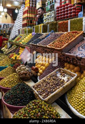 Meknes, Marokko - 5. März 2024: Vertikaler Blick auf einen Marktstand, der viele verschiedene Oliven verkauft, im Souk der Altstadt von Meknes Stockfoto