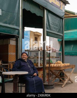 Moulay Idriss, Marokko - 5. März 2024: Blick auf ein kleines Café und Bäckerei mit marokkanischem Ladenbesitzer im Stadtzentrum von Moulay Idriss Stockfoto