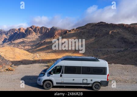 Tafraoute, Marokko - 21. März 2024: Wohnmobil parkt am Rande einer Bergstraße im Kleinen Atlas im Süden Marokkos Stockfoto