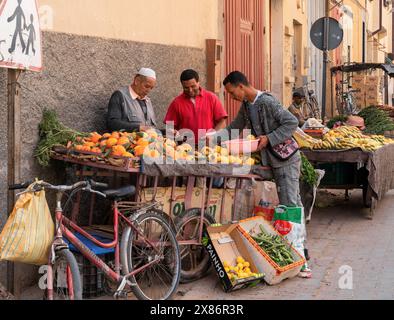 Taroudant, Marokko – 21. März 2024: Gemüsehändler verkauft Obst aus seinem Wagen in den Straßen von Taroudant Stockfoto