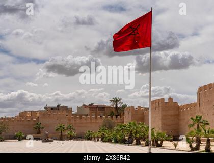 Taroudant, Marokko - 21. März 2024: Blick auf die von Palmen gesäumte Ringstraße um die historischen Stadtmauern der Medina von Taroudant Stockfoto