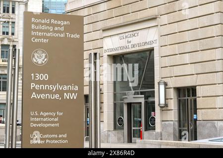 Washington DC, USA - 3. Mai 2024: Schild vor dem Eingang zum Ronald Reagan Building und International Trade Center Stockfoto