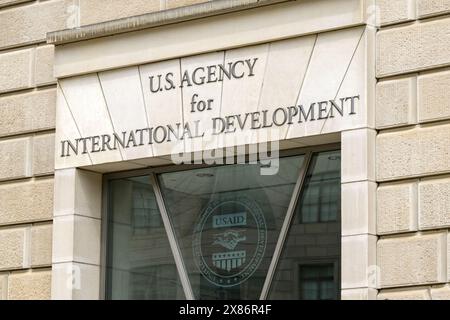 Washington DC, USA - 3. Mai 2024: Schild über dem Eingang zum Ronald Reagan Building und International Trade Center Stockfoto