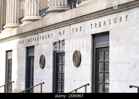 Washington DC, USA - 2. Mai 2024: Außenansicht des Eingangs zum Gebäude des Finanzministeriums in Washington DC Stockfoto