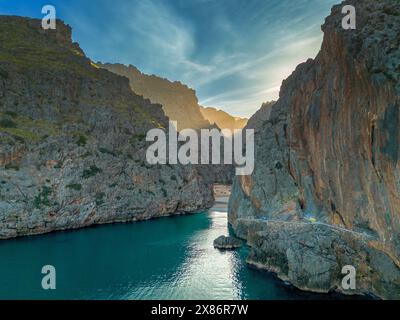 Blick auf die Schlucht Torrent de Pareis und den Strand an der zerklüfteten Bergküste im Norden Mallorcas Stockfoto