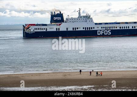 Die DFDS-Frachtfähre Begonia Seaways, beladen mit Lastwagenanhängern und Neuwagen, verlässt die Westerschelde in die Nordsee bei Zoutelande Niederlande Stockfoto