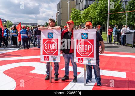 Demonstration zahlreicher Tausender Stahlarbeiter vor dem ThyssenKrupp-Hauptsitz in Essen gegen massiven Arbeitsplatzabbau nach der Teilnahme Stockfoto