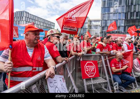 Demonstration zahlreicher Tausender Stahlarbeiter vor dem ThyssenKrupp-Hauptsitz in Essen gegen massiven Arbeitsplatzabbau nach der Teilnahme Stockfoto