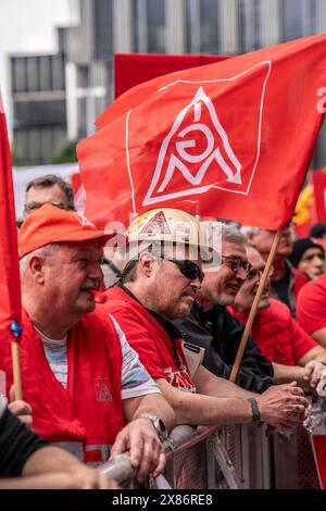 Demonstration zahlreicher Tausender Stahlarbeiter vor dem ThyssenKrupp-Hauptsitz in Essen gegen massiven Arbeitsplatzabbau nach der Teilnahme Stockfoto