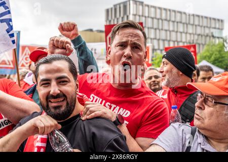 Demonstration zahlreicher Tausender Stahlarbeiter vor dem ThyssenKrupp-Hauptsitz in Essen gegen massiven Arbeitsplatzabbau nach der Teilnahme Stockfoto