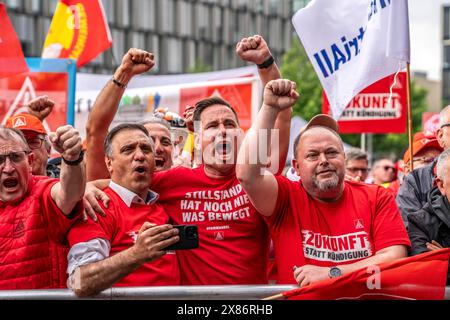 Demonstration zahlreicher Tausender Stahlarbeiter vor dem ThyssenKrupp-Hauptsitz in Essen gegen massiven Arbeitsplatzabbau nach der Teilnahme Stockfoto