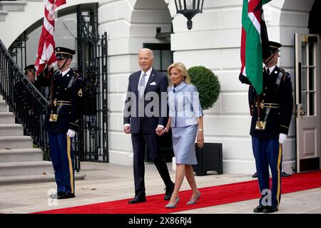 US-Präsident Joe Biden, Mitte links, und First Lady Jill Biden, Mitte rechts, bei einer Ankunftszeremonie während eines Staatsbesuchs mit William Ruto, Kenias Präsident, nicht abgebildet, auf dem Südrasen des Weißen Hauses in Washington, DC, USA, am Donnerstag, den 23. Mai, 2024. ein amerikanischer Präsident veranstaltet zum ersten Mal seit 16 Jahren einen Staatsbesuch für einen afrikanischen Führer, da die größte Wirtschaft der Welt darum kämpft, Einfluss auf einen Kontinent zu gewinnen, der engere Beziehungen jenseits der größten Konkurrenten Washingtons China und Russland knüpft. Fotograf: Al Drago/Pool/SIPA USA Stockfoto