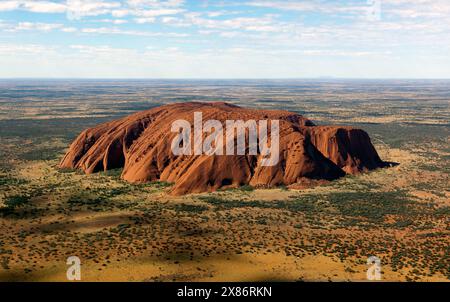 Luftaufnahme des Uluru (Aires Rock), Uluṟu-Kata-Tjuṯa-Nationalpark, Northern Territory, Australien Stockfoto