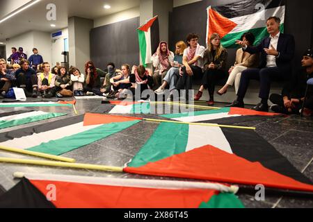 Gent, Belgien. Mai 2024. Premierminister Alexander de Croo (R) spricht mit Studenten bei einer Protestaktion der Gruppen GentStudents4Palestine und EndFossilGent im GUM Gents Universiteitsmuseum, anlässlich eines Besuchs des Premierministers am Donnerstag, den 23. Mai 2024. BELGA FOTO DAVID PINTENS Credit: Belga News Agency/Alamy Live News Stockfoto