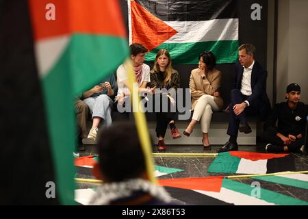 Gent, Belgien. Mai 2024. Premierminister Alexander de Croo (R) spricht mit Studenten bei einer Protestaktion der Gruppen GentStudents4Palestine und EndFossilGent im GUM Gents Universiteitsmuseum, anlässlich eines Besuchs des Premierministers am Donnerstag, den 23. Mai 2024. BELGA FOTO DAVID PINTENS Credit: Belga News Agency/Alamy Live News Stockfoto