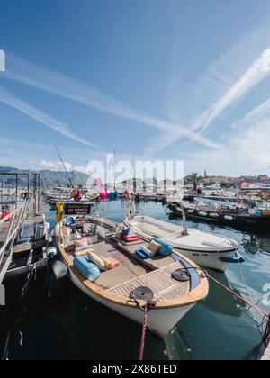 Budva, Montenegro - 17. august 2023: Kleine Boote liegen vor der Kulisse der Berge auf dem Pier Stockfoto