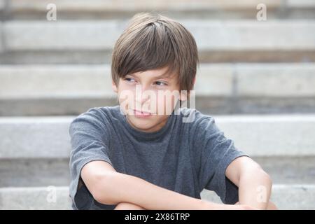 Porträt eines fröhlichen Jungen draußen Stockfoto
