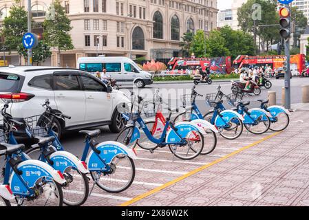 Ho-Chi-Minh-Stadt, Vietnam - 19. Mai 2024: Fahrräder des öffentlichen Fahrraddienstes TNGo. Stockfoto