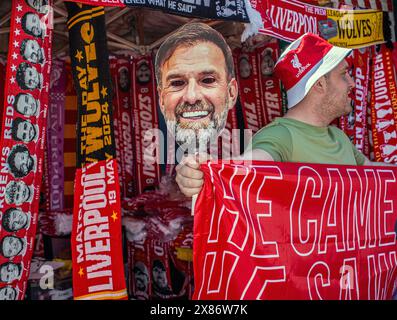 Merchandise, die den deutschen Manager Jurgen Klopp von Liverpool zeigt, wird außerhalb des Bodens Anfield in Liverpool zum Verkauf angeboten Stockfoto