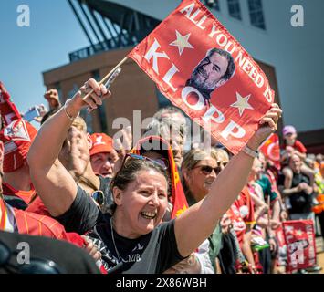 LIVERPOOL, ENGLAND – 19. MAI: Die Fans des Liverpool Football Club freuen sich auf die Ankunft des Mannschaftsbusses im Anfield Stadium vor der Premier League. Stockfoto