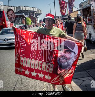 Merchandise, die den deutschen Manager Jurgen Klopp von Liverpool zeigt, wird außerhalb des Bodens Anfield in Liverpool zum Verkauf angeboten Stockfoto