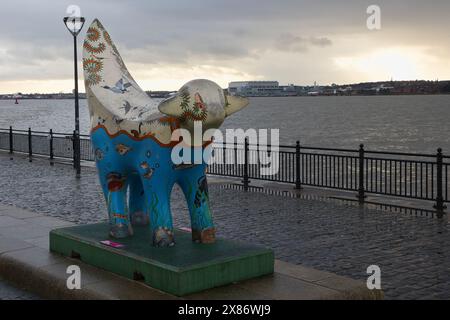 England, Liverpool - 31. Dezember 2023: Mini Superlambanana am Ufer der Stadt. Stockfoto