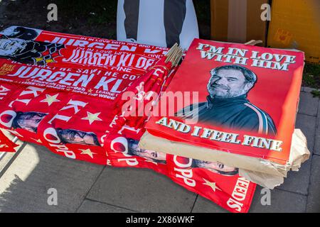 Merchandise mit Jurgen Klopp, dem deutschen Manager von Liverpool, wird außerhalb des Geländes von Anfield in Liverpool zum Verkauf angeboten. Stockfoto