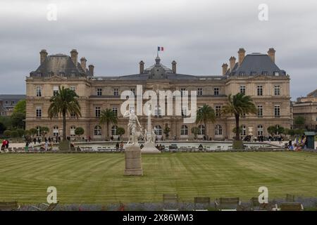 Paris, 19. April 2024: Ein Blick auf den Luxemburger Palast, Sitz des französischen Senats Stockfoto