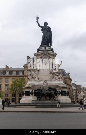 Paris, 19. April 2024:- Ein Blick auf Marianne, die Personifikation Frankreichs, auf dem Monument à la République, am Place de La Republique oder Republ Stockfoto