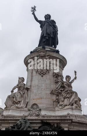 Paris, 19. April 2024:- Ein Blick auf Marianne, die Personifikation Frankreichs, auf dem Monument à la République, am Place de La Republique oder Republ Stockfoto