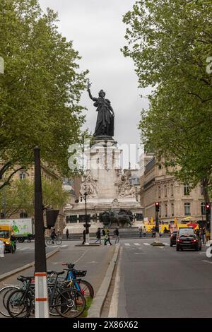 Paris, 19. April 2024:- Ein Blick auf Marianne, die Personifikation Frankreichs, auf dem Monument à la République, am Place de La Republique oder Republ Stockfoto