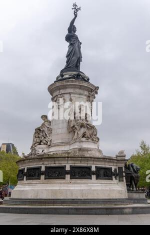 Paris, 19. April 2024:- Ein Blick auf Marianne, die Personifikation Frankreichs, auf dem Monument à la République, am Place de La Republique oder Republ Stockfoto